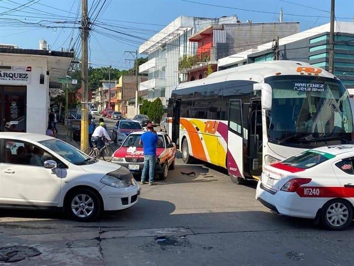 Taxi y autobús protagonizan choque en Martínez de la Torre, esto pasó