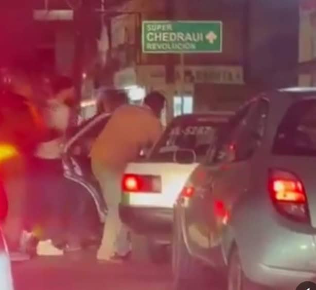 Taxista embiste a motociclista en Xalapa y huye del lugar