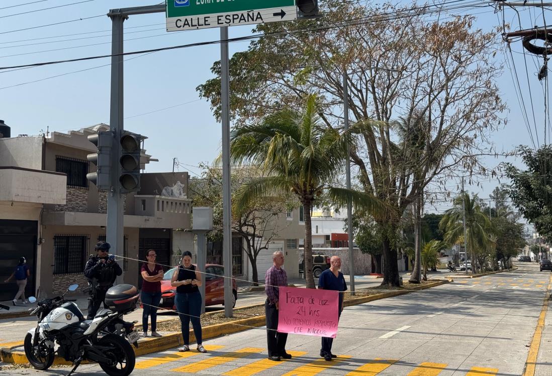 Vecinos bloquean avenida Juan Pablo II en Boca del Río por falta de luz | VIDEO