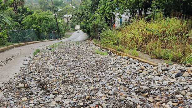 Sin alumbrado ni calles funcionales en Cerro del Mesón, en Poza Rica (+VIDEO)