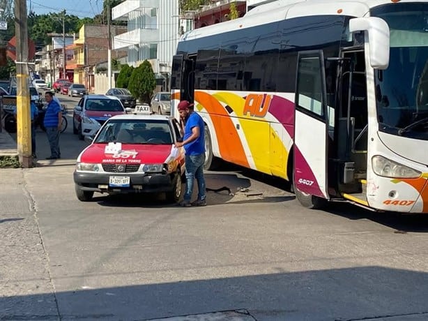 Taxi y autobús protagonizan choque en Martínez de la Torre, esto pasó