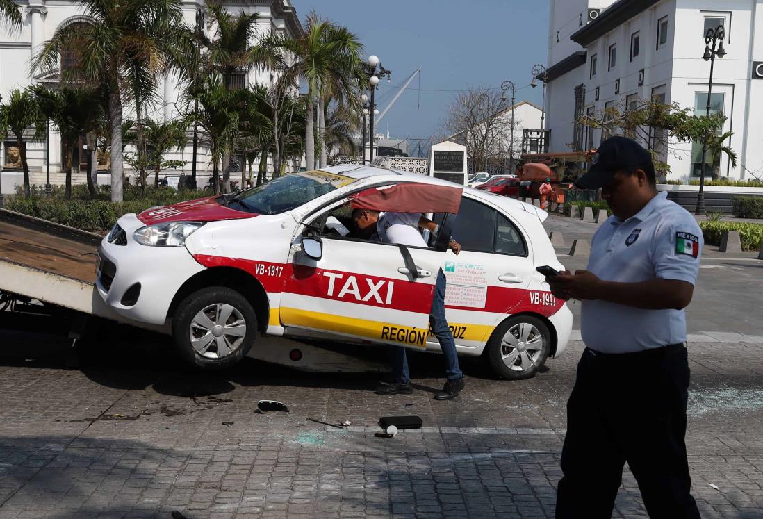 Vuelca taxi a un costado del puente Morelos en el Centro Histórico de Veracruz