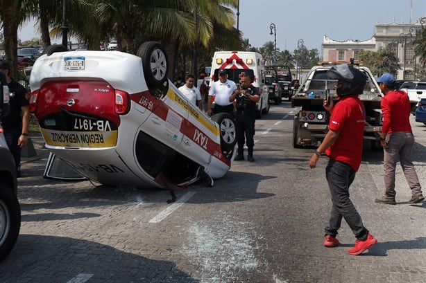 Vuelca taxi a un costado del puente Morelos en el Centro Histórico de Veracruz