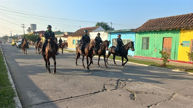 Desfilan las fuerzas de seguridad que resguardarán las fiestas de La Candelaria en Tlacotalpan