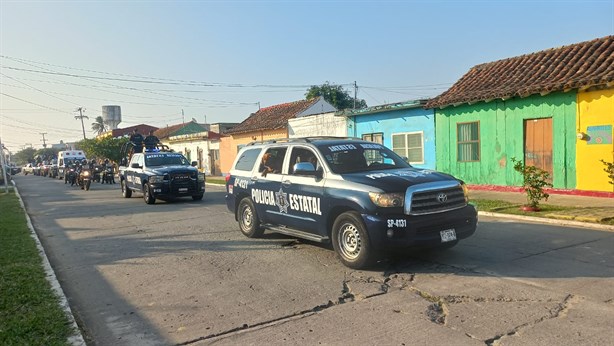 Desfilan las fuerzas de seguridad que resguardarán las fiestas de La Candelaria en Tlacotalpan