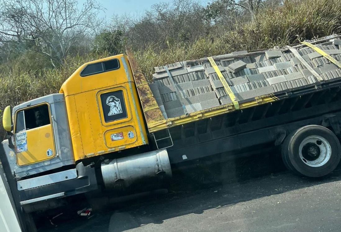 Se accidenta camión torton por exceso de carga, en libramiento de Rinconada