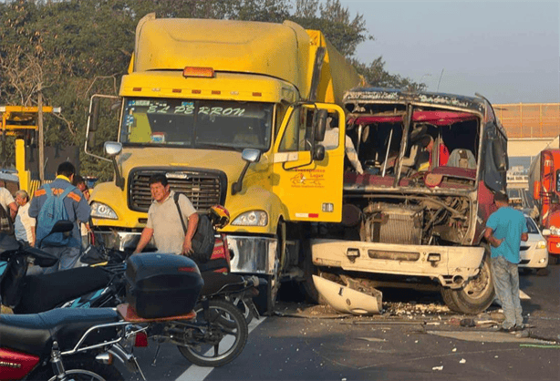 Esto sucedió con la ruta de camiones que chocó con tráiler en la Veracruz - Cardel