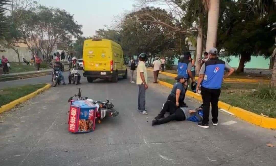 Camioneta de mensajería impacta a repartidor de pizzas en Puente Moreno