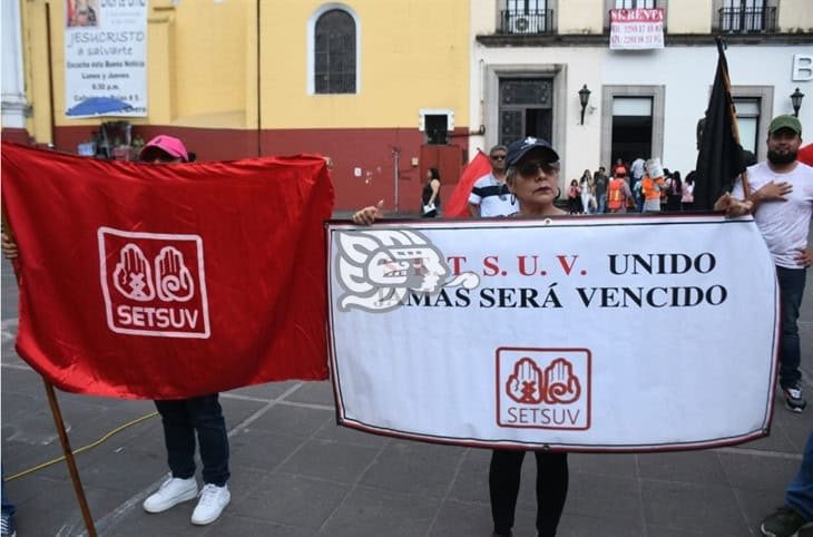 Integrantes de SETSUV realizan huelga en Xalapa; por este motivo