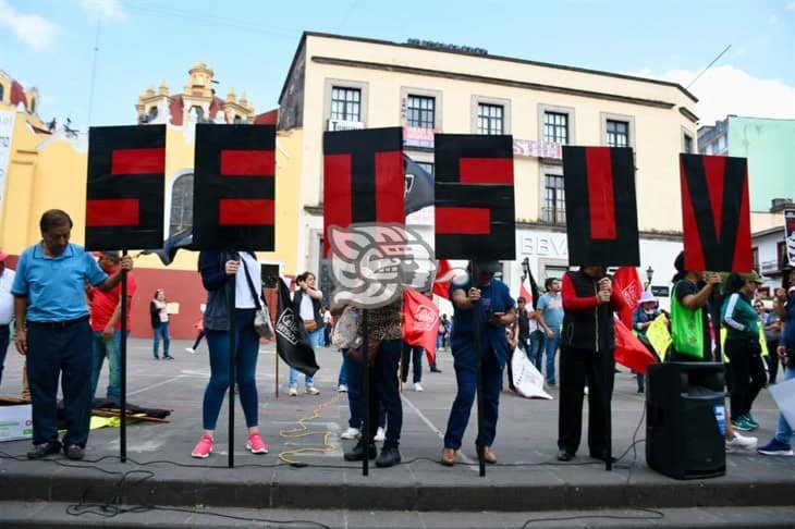 Integrantes de SETSUV realizan huelga en Xalapa; por este motivo