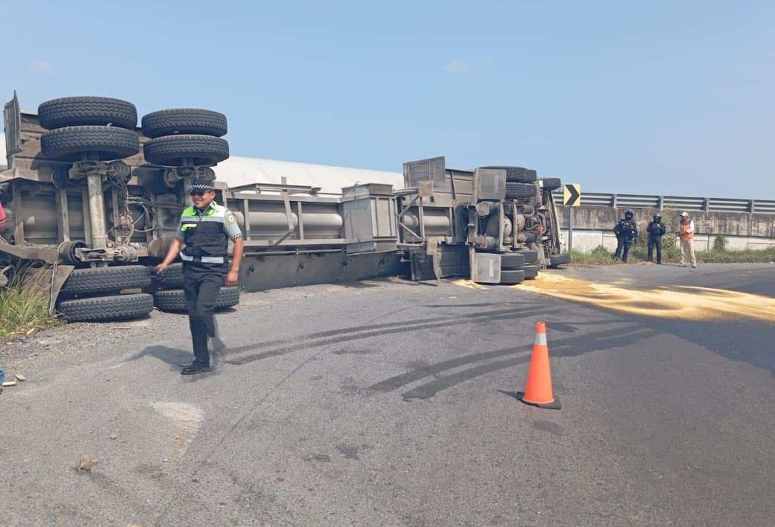 Vuelca tráiler en puente de Paso del Toro