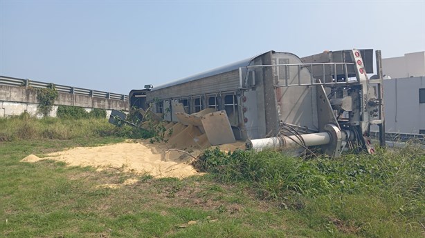 Vuelca tráiler en puente de Paso del Toro