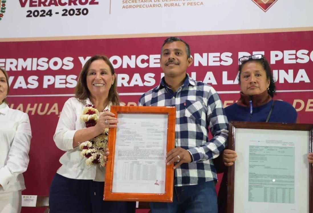 Rocío Nahle entrega permisos de pesca en la Laguna de Tamiahua