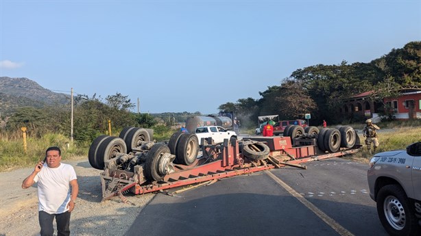 Vuelca plana de tráiler en Actopan