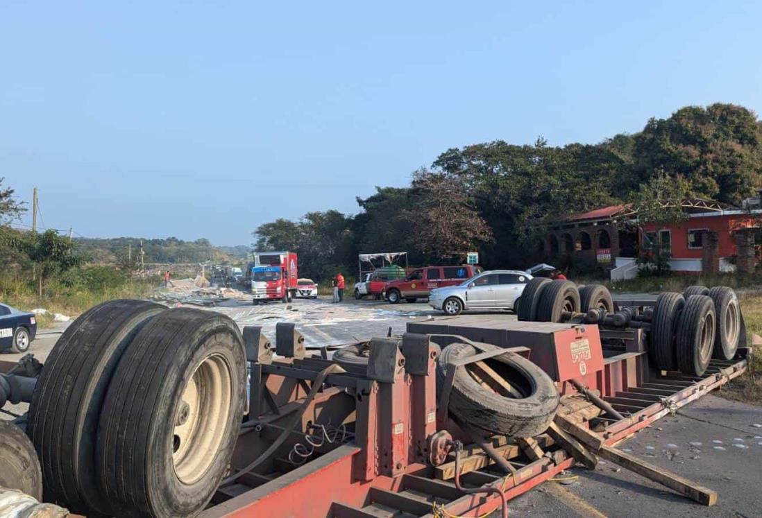 Vuelca plana de tráiler en Actopan