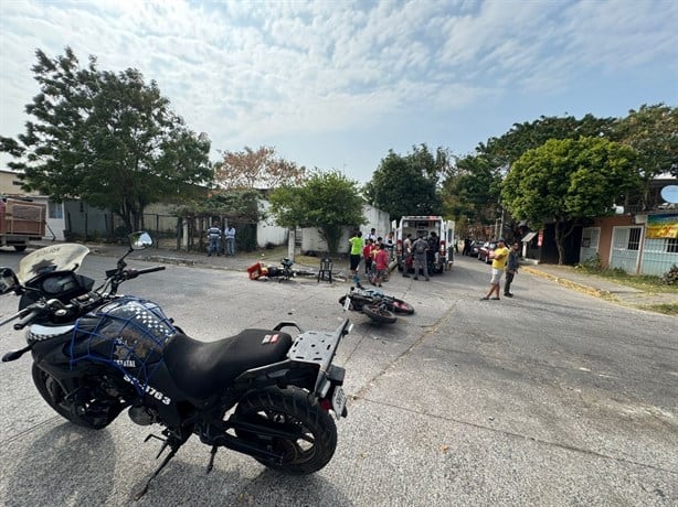 Dos motociclistas se estrellan en Puente Moreno