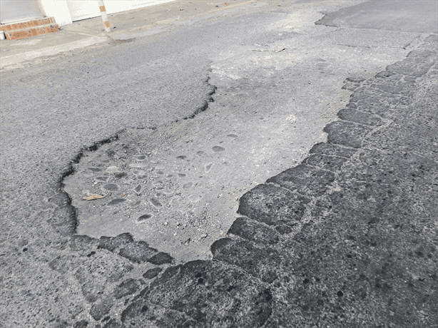 Vecinos de la colonia Revolución piden atender baches en Calle 8 de Boca del Río