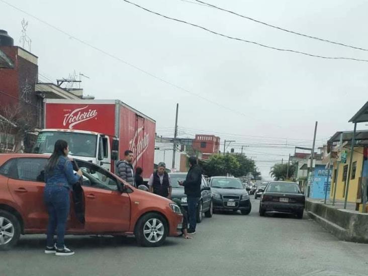 Motociclista es arrollado por automóvil en colonia Revolución, en Xalapa