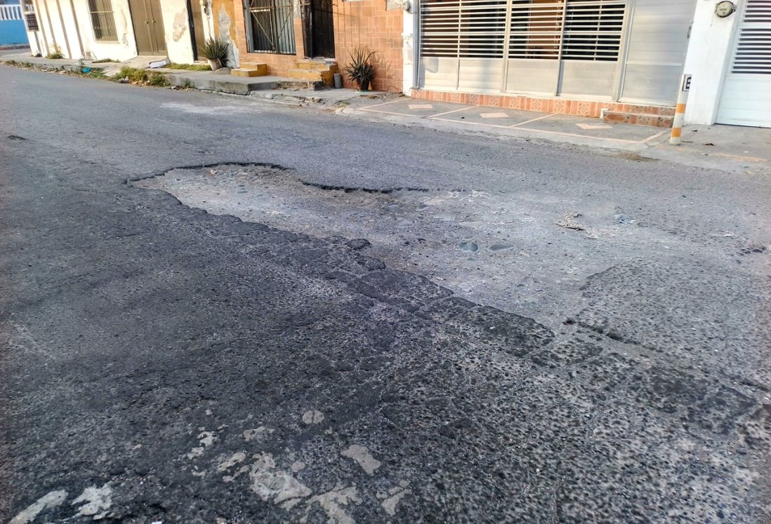 Vecinos de la colonia Revolución piden atender baches en Calle 8 de Boca del Río