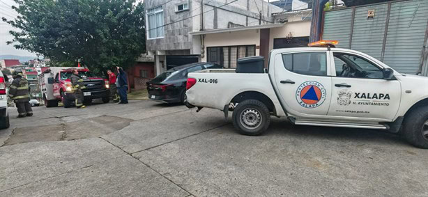 Flamazo en vivienda moviliza a cuerpos de emergencia en la colonia de Xalapa