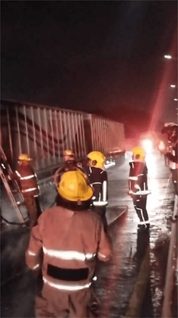 Termina en cenizas: se incendia tráiler en la autopista Orizaba-Córdoba (+Video)