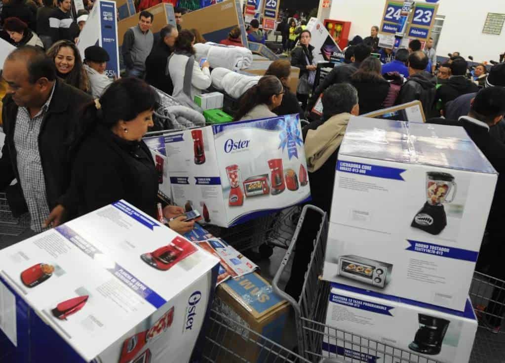 Ante los aranceles impuestos por Donald Trump estas 4 acciones pueden ayudar a consumidores mexicanos
