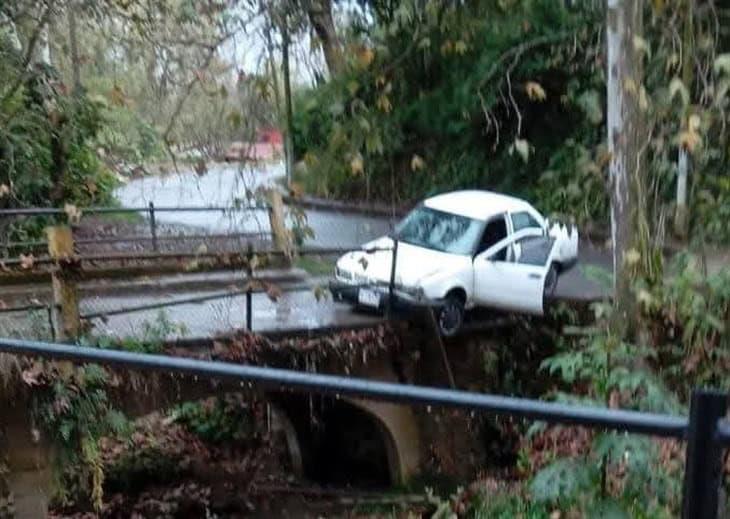Vehículo particular estuvo a nada de caer al río, en Coscomatepec