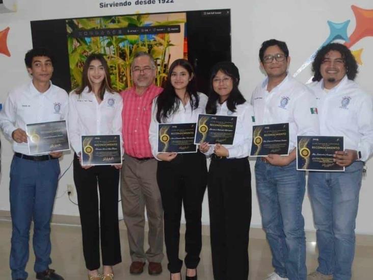 Club Rotario Veracruz entregó distinción a estudiantes del CETMAR 7