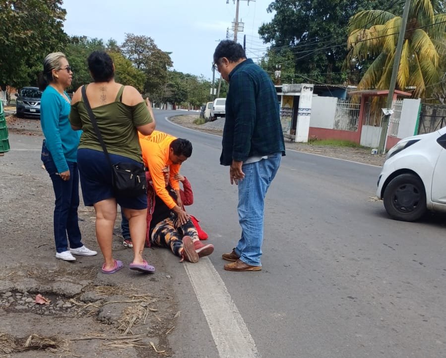 Ama de casa sufre accidente en moto en Ciudad Cardel; conductor responsable huyó