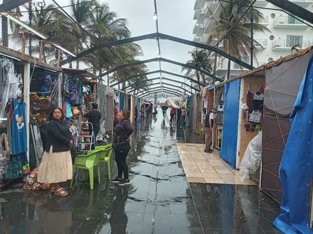 Clima inestable de Veracruz no detiene a turistas en la Macroplaza del Malecón