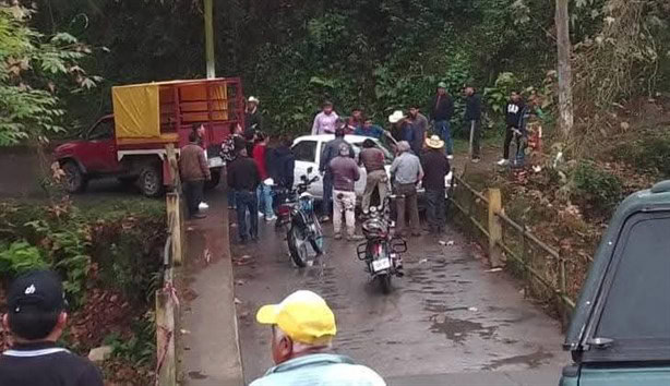 Vehículo particular estuvo a nada de caer al río, en Coscomatepec