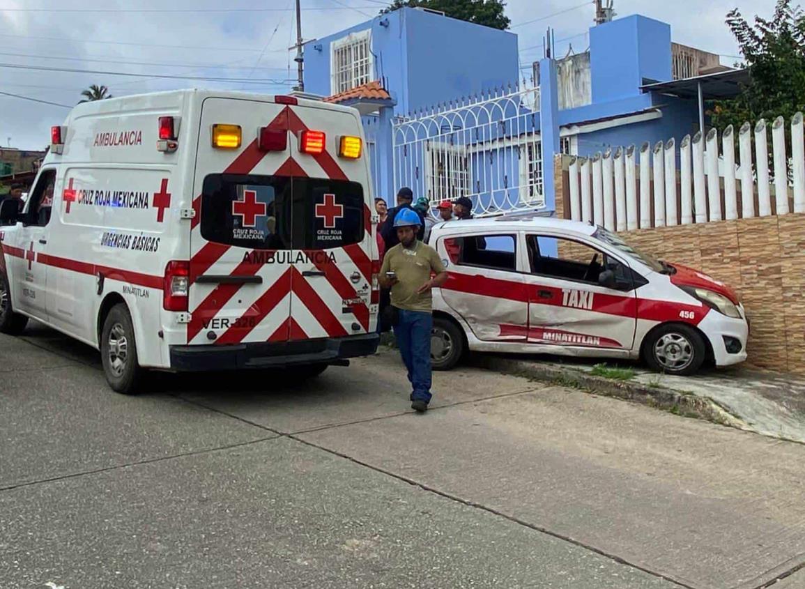 Taxista terminó impactado contra barda tras chocar contra camioneta en Minatitlán|VIDEO