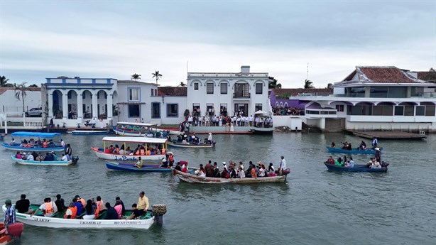 Fiestas de Tlacotalpan 2025; realizan el paseo de la Virgen de La Candelaria por el río Papaloapan