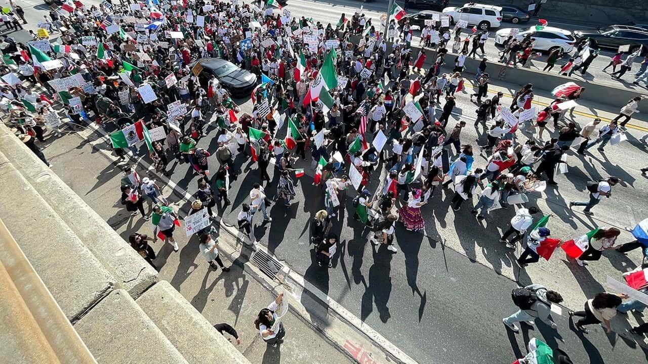 Protestan mexicanos en Los Ángeles contra políticas migratorias de Trump
