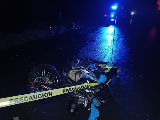 Trágico choque entre dos motociclistas en carretera de Santiago Tuxtla