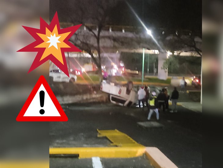 ¡Se descontroló! Camioneta termina volcada frente a Plaza Ánimas de Xalapa