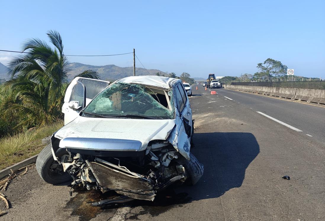 Auto choca contra muro de concreto en Actopan, Veracruz