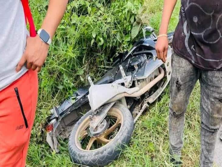 Estudiante resulta lesionado tras derrapar su moto en carretera de Coyutla