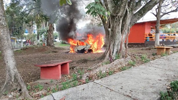 Se incendia vehículo en Atoyac