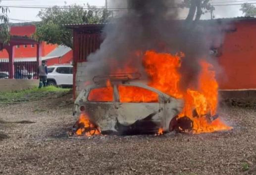 Se incendia vehículo en Atoyac