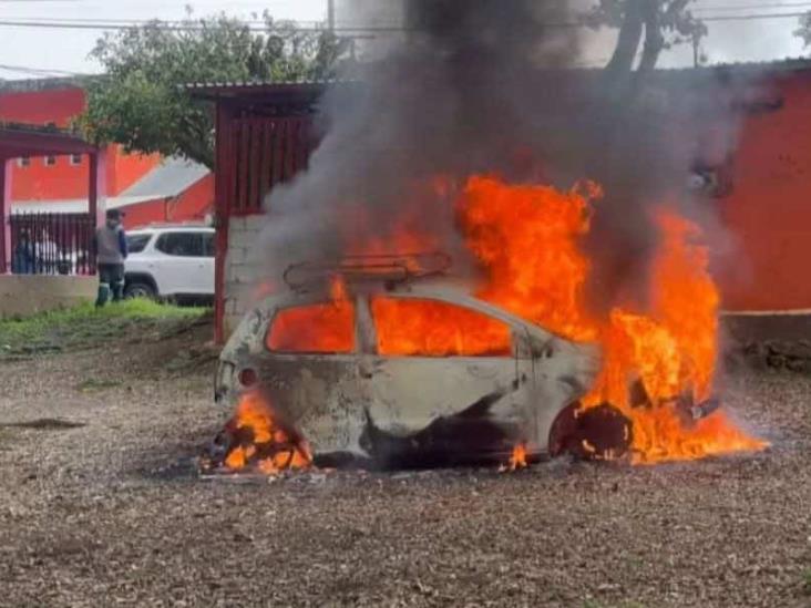 Se incendia vehículo en Atoyac