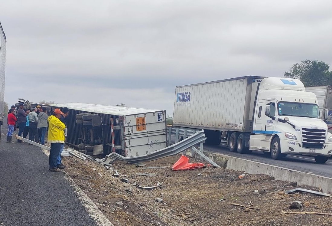 Tráiler vuelca en carretera La Tinaja-Cosamaloapan y queda a metros de un puente