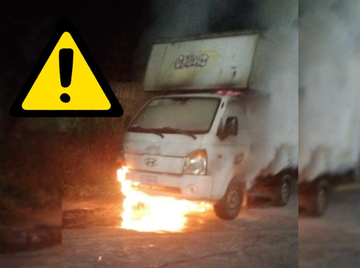 ¡En llamas! se incendia camioneta en Córdoba; iba cargada de frituras