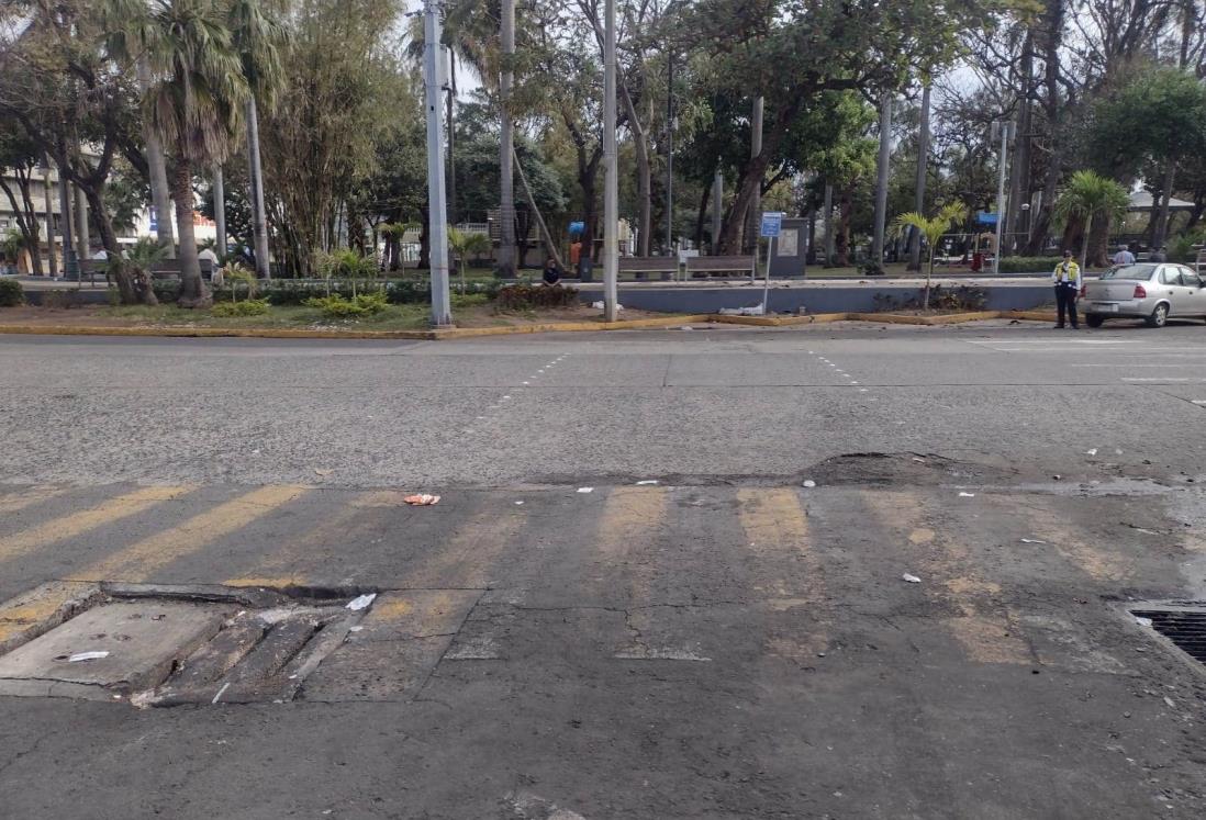 Denuncian alcantarilla de Veracruz tapa en parque del centro histórico