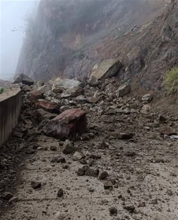 Reportan derrumbe en Las Bardas, Chiconquiaco; piden extremar precauciones