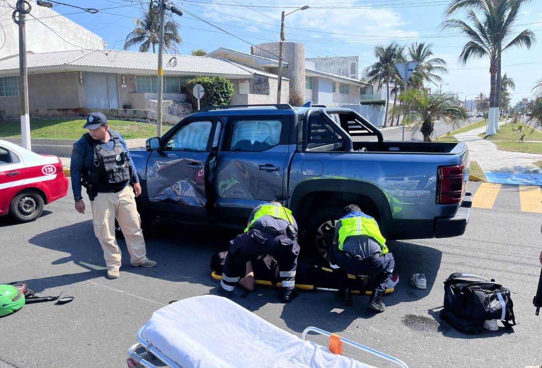 Motociclista se estrella contra camioneta en el fraccionamiento Costa de Oro | VIDEO