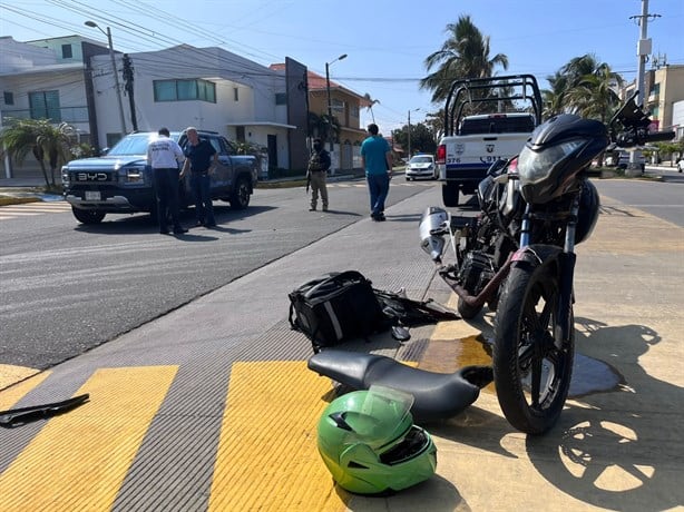 Motociclista se estrella contra camioneta en el fraccionamiento Costa de Oro | VIDEO