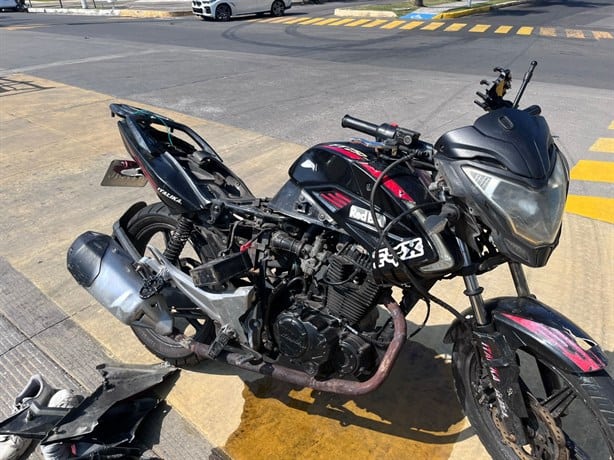 Motociclista se estrella contra camioneta en el fraccionamiento Costa de Oro | VIDEO