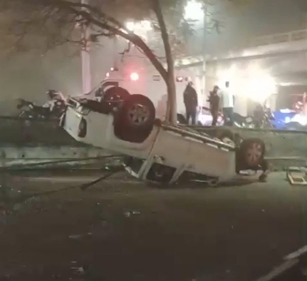 ¡Se descontroló! Camioneta termina volcada frente a Plaza Ánimas de Xalapa