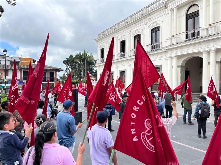 Antorchistas protestan en Ayuntamiento de Coatepec, ¿por qué motivo?